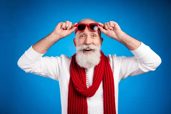 Photo de intéressé âge excité gentleman porter blanc pull bras lunettes rouges souriant isolé fond de couleur bleue — Photo