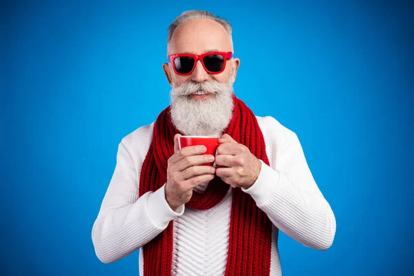 Photo de joli gentilhomme âge doux porter pull blanc lunettes rouges souriant boire café isolé fond de couleur bleue — Photo