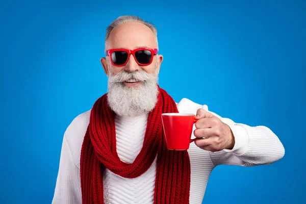 Photo de adorable jolie âge gentleman porter pull blanc lunettes rouges souriant boire café isolé fond de couleur bleue — Photo