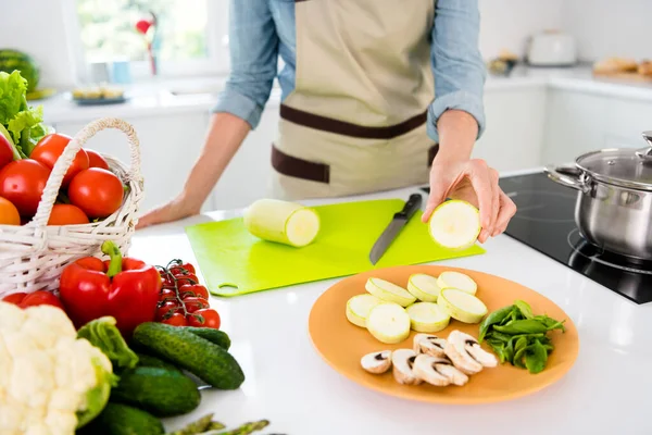 Ritagliato foto di matura signora funky mettere zucchine indossare grembiule jeans camicia in cucina da solo — Foto Stock