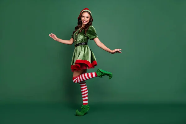 Comprimento total tamanho do corpo vista de atraente alegre menina elfo dança diversão isolada sobre o fundo de cor verde — Fotografia de Stock