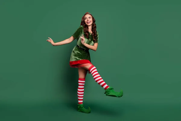 Comprimento total do corpo tamanho vista de menina alegre atraente elfo dançando divertimento festal dia evento isolado sobre cor verde fundo — Fotografia de Stock