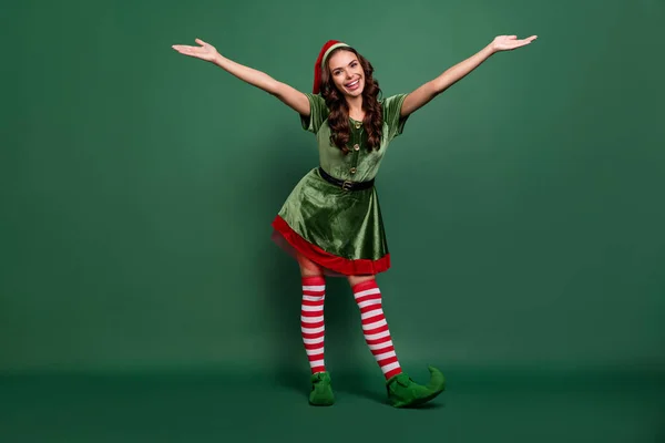 Comprimento total tamanho do corpo vista de menina alegre atraente elfo dançando se divertindo isolado sobre fundo de cor verde — Fotografia de Stock