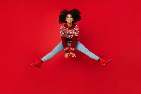 フル長いボディサイズビューの魅力的な陽気なブルネットの女の子ジャンプ楽しい気分を持っています分離上の輝き赤の色背景 — ストック写真