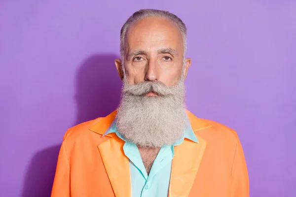 Фото старого серьезного джентльмена носить бородатый костюм пенсионера в отставке человека изолированы на фиолетовом фиолетовом фоне — стоковое фото