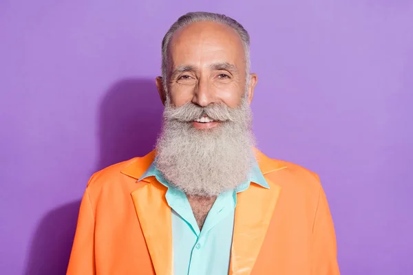 Фото старого очаровательного веселого человека носить бороду улыбка хорошее настроение наслаждаться изолированы на фиолетовом фиолетовом фоне — стоковое фото