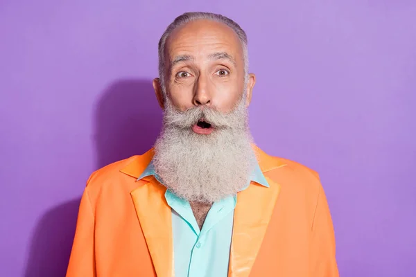 Foto di vecchio stupito scioccato allegro uomo reazione notizie vendita informazioni isolate su sfondo di colore viola — Foto Stock
