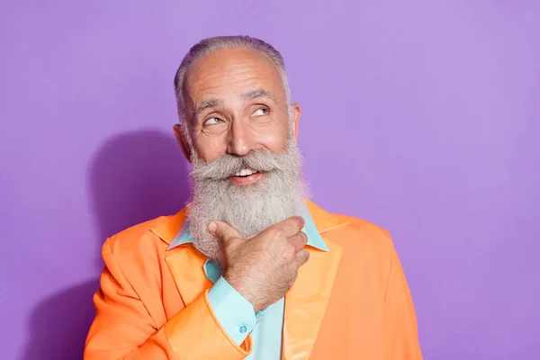 Foto de hombre viejo de mente feliz mirada espacio vacío mano barbilla idea aislada sobre fondo de color púrpura —  Fotos de Stock