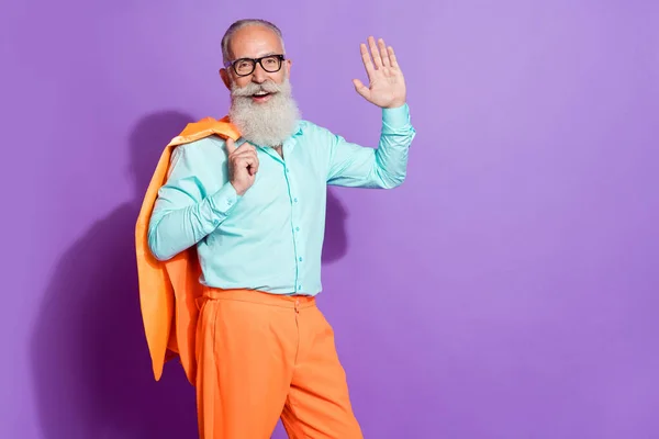 Foto de viejo encantador inteligente fresco hombre mano ola hola hold chaqueta aislado en color púrpura fondo —  Fotos de Stock