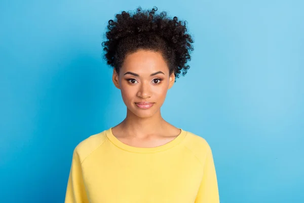 Fényképezés portré göndör nő mosolyog sárga ing elszigetelt pasztell kék szín háttér — Stock Fotó