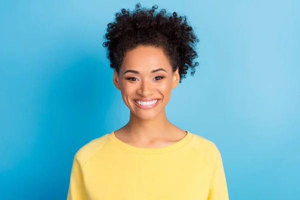 Foto de mujer feliz joven buen humor disfrutar de usar jersey amarillo aislado sobre fondo de color azul —  Fotos de Stock