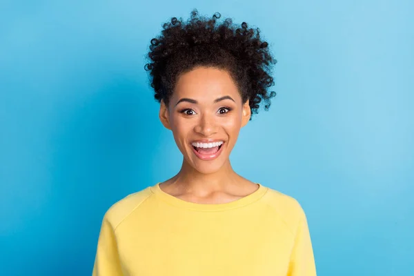 Foto ritratto donna riccia sorridente felice felice in camicia gialla isolato colore blu pastello sfondo — Foto Stock