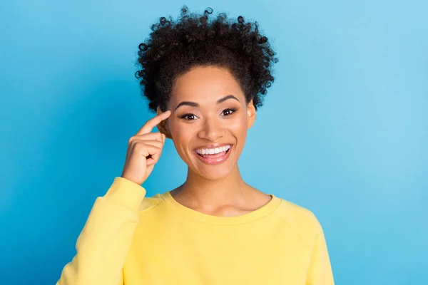 Foto retrato encaracolado mulher sorrindo rindo rindo culpando dedo perto da testa isolado pastel azul cor fundo — Fotografia de Stock