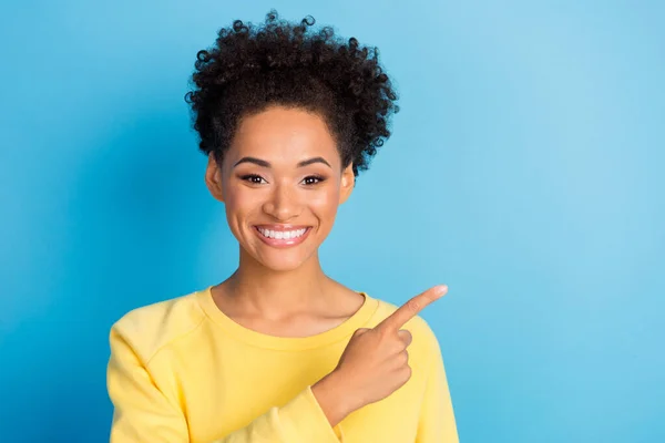 Foto van vrolijke vrolijke vrouw wijzen vinger lege ruimte te koop nieuws glimlach geïsoleerd op blauwe kleur achtergrond — Stockfoto