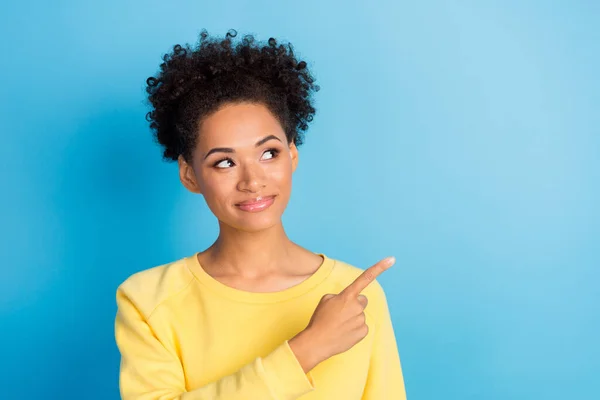 Foto retrato rizado mujer sonriendo mostrando espacio vacío feliz aislado pastel color azul fondo —  Fotos de Stock