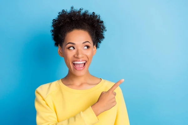 Φωτογραφία από έκπληκτος ευτυχισμένη γυναίκα σημείο δάχτυλο φαίνονται κενό χώρο σοκαρισμένο χαμόγελο ειδήσεων απομονωμένο σε μπλε φόντο χρώμα — Φωτογραφία Αρχείου