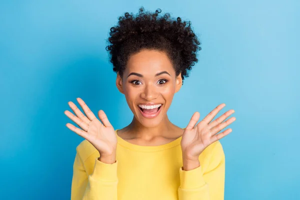Foto de surpreendido chocado feliz afro-americano mulher bom humor mãos isoladas no fundo de cor azul — Fotografia de Stock