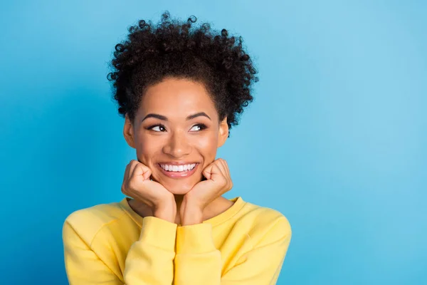 Foto retrato jovem olhando copyspace sorrindo sonhador isolado pastel azul cor fundo — Fotografia de Stock