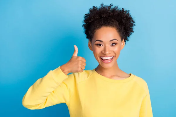 Foto de alegre positiva joven afro-americana feliz mujer hacer pulgar hacia arriba aislado sobre fondo de color azul —  Fotos de Stock