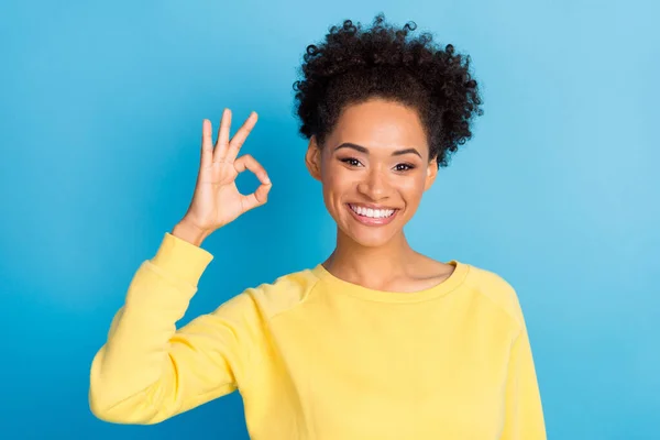 Foto ritratto giovane ragazza mostrando segno ok sorridente in abiti casual isolato colore blu pastello sfondo — Foto Stock