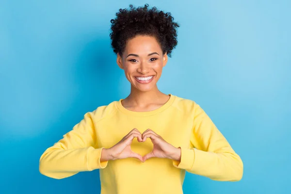 Foto portret jong meisje tonen hartvormige teken glimlachen dragen casual kleding geïsoleerde pastel blauwe kleur achtergrond — Stockfoto