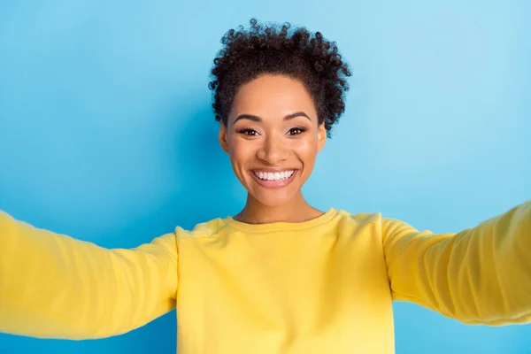 Foto de joven feliz alegre afro americana mujer hacer selfie fresco aislado sobre fondo de color azul — Foto de Stock