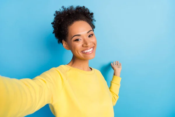 Foto de joven feliz alegre mujer hacer sonrisa selfie buen humor aislado sobre fondo de color azul — Foto de Stock