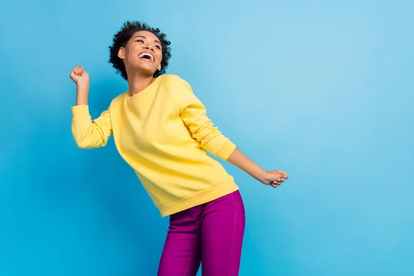 Foto retrato chica joven sonriendo muy alegre bailando en la fiesta en ropa casual aislado pastel fondo de color azul — Foto de Stock