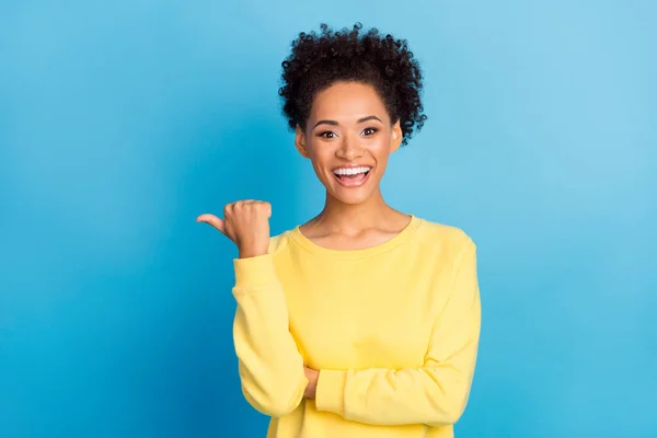 Foto retrato jovem menina sorrindo feliz apontando polegar copyspace casual outfit isolado pastel azul cor fundo — Fotografia de Stock