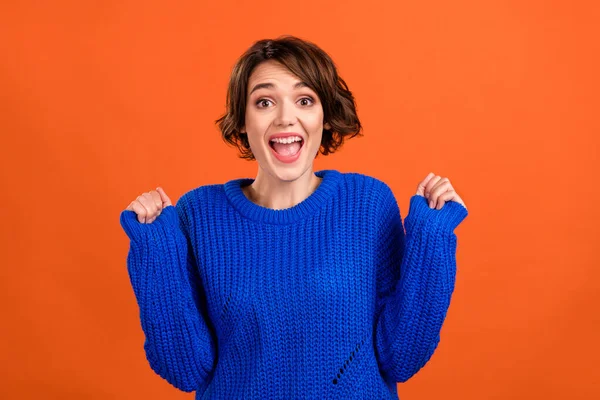 Portrét atraktivní šťastné veselá dívka radující se s zábavou dosažené izolované přes zářivé oranžové barvy pozadí — Stock fotografie