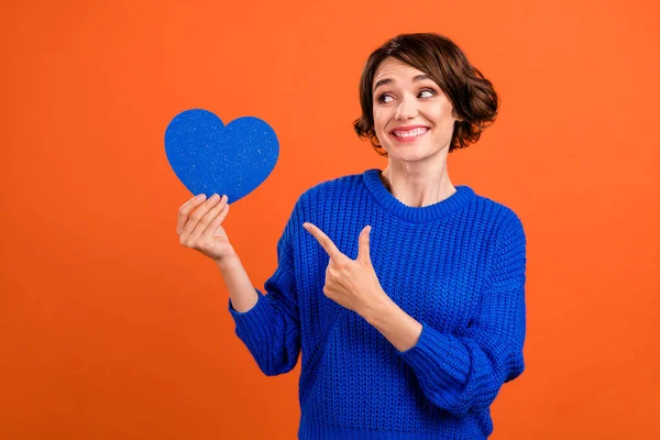 Fénykép szép barna Y-generációs hölgy hold pont szívek viselni kék pulóver elszigetelt narancs színű háttér — Stock Fotó