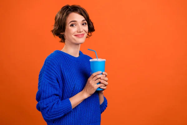 Photo portrait woman smiling drinking fizzy drink isolated vivid orange color background copyspace — Stock Photo, Image