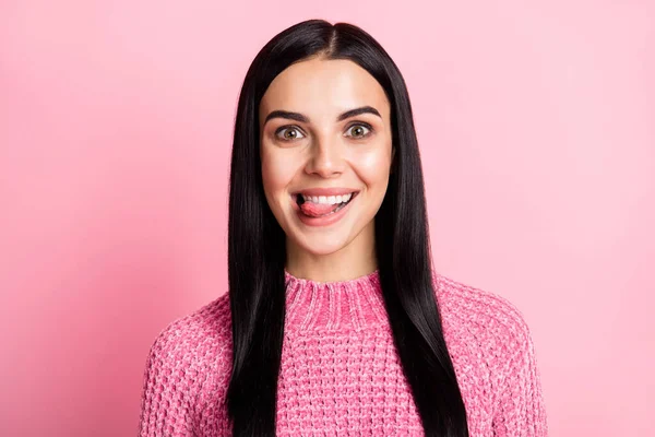 Portré imádnivaló hölgy fogas mosoly fogak harapás nyelv ki kopás pulóver elszigetelt rózsaszín háttér — Stock Fotó