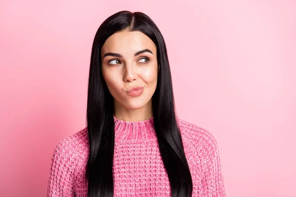 Foto retrato de mulher astúcia olhando para o espaço em branco isolado no fundo de cor rosa pastel — Fotografia de Stock