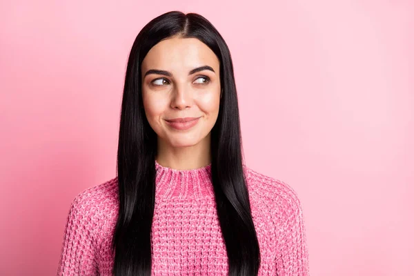 Foto di persona abbastanza soddisfatta tenero sorriso sguardo vuoto spazio indossare maglione isolato su sfondo di colore rosa — Foto Stock