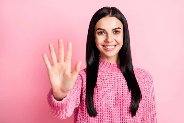 Foto portrét ženy ukazující dlaň pět prstů izolovaných na pastelově růžovém pozadí — Stock fotografie
