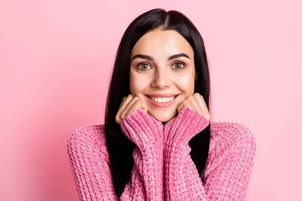 Foto van vrij tevreden jong meisje armen onder kin tanden glimlach kijken camera geïsoleerd op roze kleur achtergrond — Stockfoto