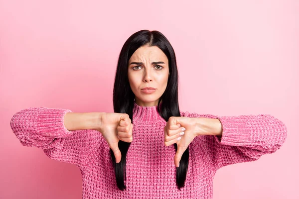 Portret van vrij ontevreden dame tonen twee handen duimen naar beneden slijtage pullover geïsoleerd op roze kleur achtergrond — Stockfoto