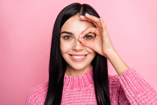 Foto ritratto di donna che tiene le dita intorno all'occhio isolato su sfondo rosa pastello — Foto Stock