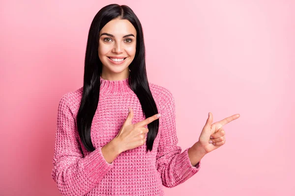 Foto retrato de menina apontando dois dedos no espaço em branco isolado no fundo de cor rosa pastel — Fotografia de Stock