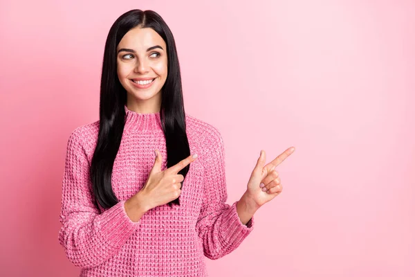 Ritratto di affascinante aspetto allegro signora indicare due braccia dita spazio vuoto isolato su sfondo di colore rosa — Foto Stock