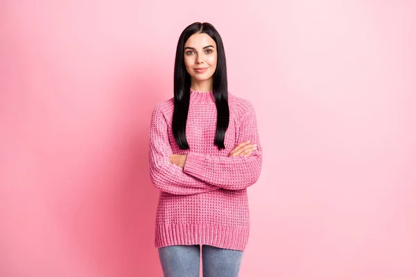 Retrato de señora atractiva satisfecha brazos plegados mira cámara desgaste jersey aislado sobre fondo de color rosa —  Fotos de Stock