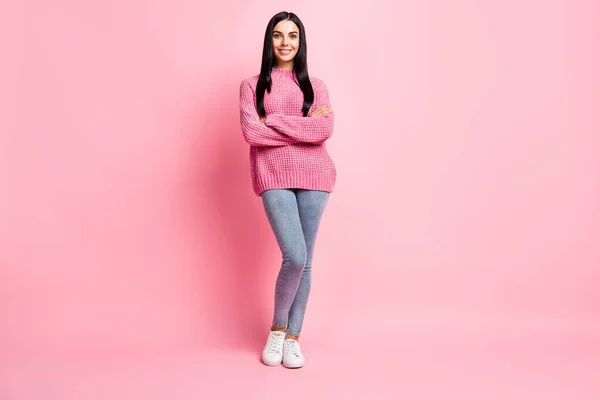 Foto retrato de cuerpo completo de niña con brazos cruzados aislados sobre fondo de color rosa pastel con espacio en blanco —  Fotos de Stock