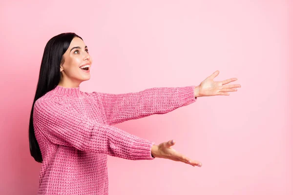 Profiel foto van onder de indruk vrolijk persoon verhogen armen vangen blik leeg ruimte geïsoleerd op roze kleur achtergrond — Stockfoto