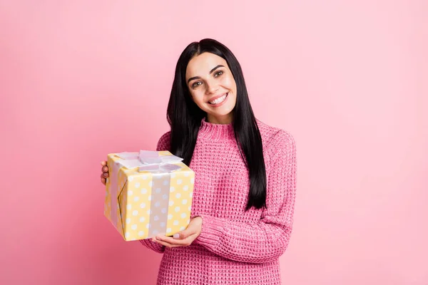 Portrét spokojené dámy ruce držet dárkové krabice zářící úsměv nosit pulovr izolované na růžovém pozadí — Stock fotografie
