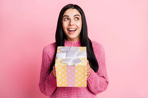 Foto retrato de chica emocionada recibiendo caja de regalo aislado sobre fondo de color rosa pastel —  Fotos de Stock