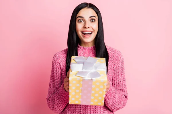 Foto retrato de mujer alegre recibiendo caja de regalo aislada sobre fondo de color rosa pastel —  Fotos de Stock