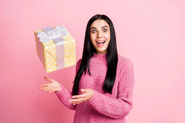 Foto retrato de gritando loca chica lanzando caja de regalo hasta aislado sobre fondo de color rosa pastel —  Fotos de Stock