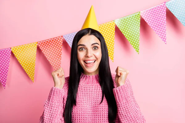 Foto van verbaasd jong meisje vuist omhoog open mond glimlach dragen trui geïsoleerd op roze kleur achtergrond — Stockfoto