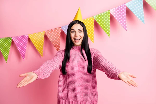 Foto porträtt av flicka inbjuder dig att krama isolerad på pastell rosa bakgrund med triangel dekorationer — Stockfoto
